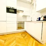 Arty Chic Flat Between Arc De Triomphe & Eiffel Tower